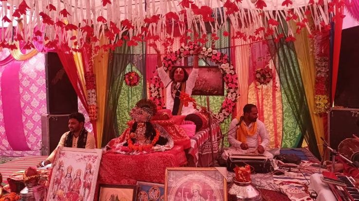 Indora: Hundreds of devotees attended Shrimad Bhagwat Katha Pandal