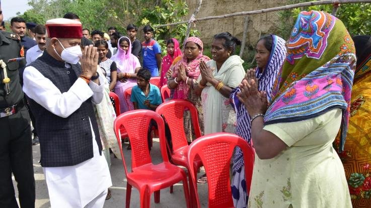 Una: Governor reached Leprosy Ashram in Kotlan Khurd