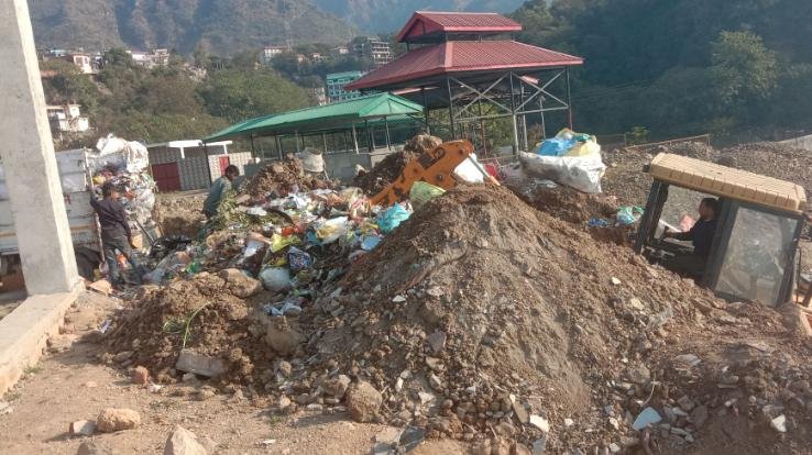 पिछले एक महीने से कूड़े को फेंकने का ठिकाना विवादास्पद