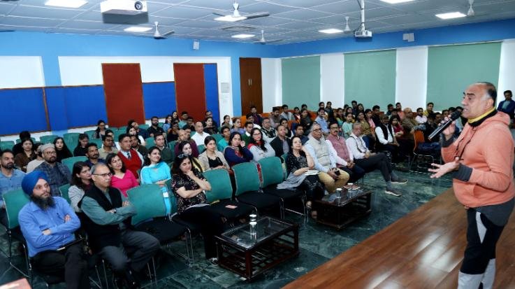  Solan: Teachers need to engage constructively with students: Rajit Kapoor