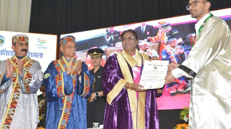 The President presented gold medals to meritorious students at the 26th convocation of HPU