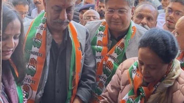 Shimla: Pratibha Singh inaugurated the office of Congress candidate Sushma Kuthiala.