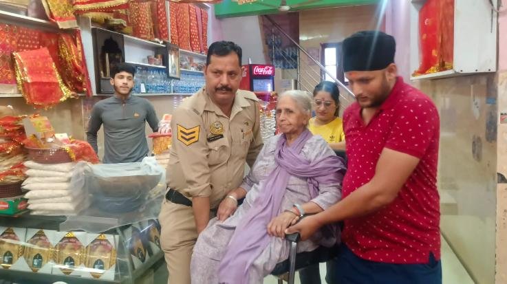  Jwalamukhi: Himachal police jawan came forward to help elderly woman devotee, sent her to hospital 1111