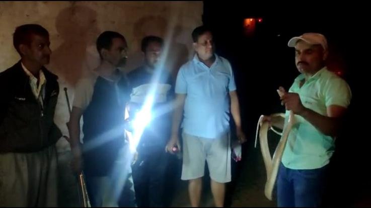 Jaisinghpur: Snake saver Mathur Dhiman caught a snake from home and left it in the forest.