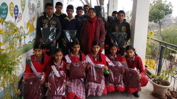 रेखा राठौर ने 60 स्कूली बच्चों को निशुल्क स्वेटर किए वितरित