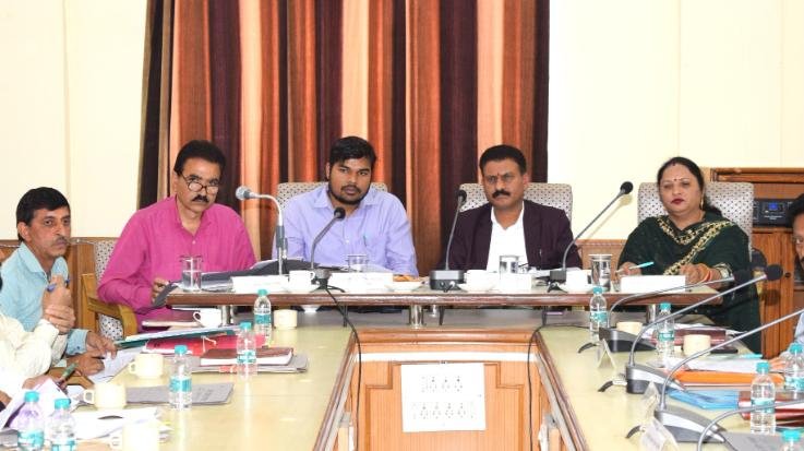 Solan: Officers should ensure timely completion of various works: Ramesh Thakur