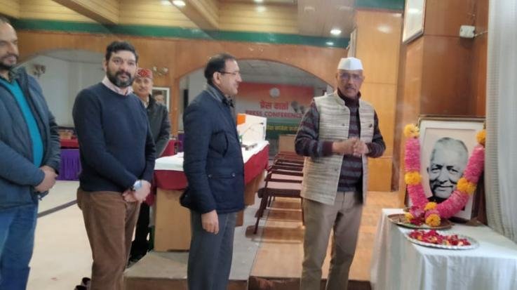 Shimla: Congress leaders paid tribute to Himachal producer Dr. Parmar