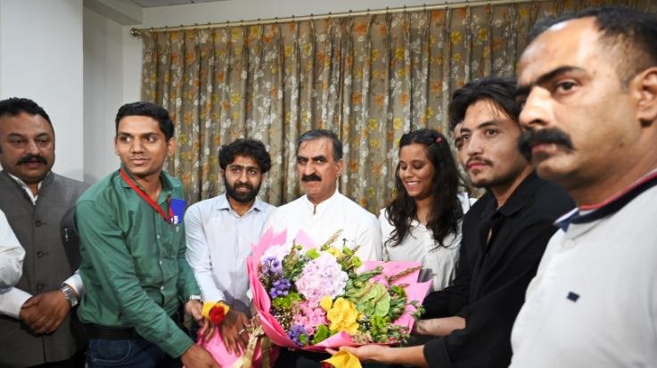 Students evacuated from Manipur expressed gratitude by meeting the Chief Minister