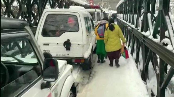 बर्फ़बारी से बंद पड़े मार्गो को शीघ्र बहाल करे प्रशासन : कश्यप