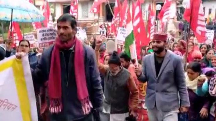 केंद्र सरकार पर गरजीं मज़दूर और ट्रेड यूनियनें