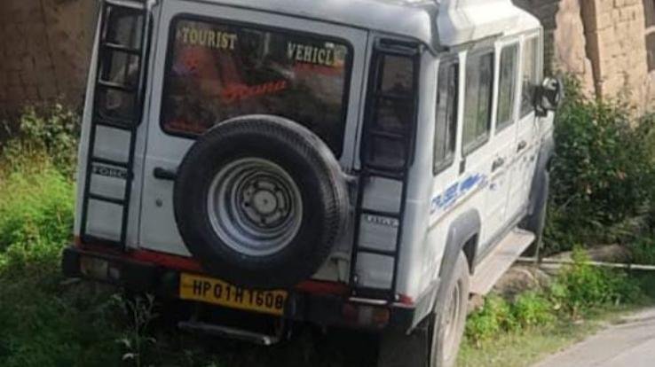 ज्वालामुखी: टिहरी में अंसतुलित हुई स्कूल टैक्सी, बाल-बाल बचे बच्चे