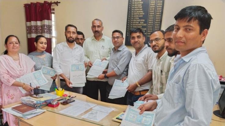 Jwalamukhi: Employees of Tehsil Office Khundia applied to open GPF accounts