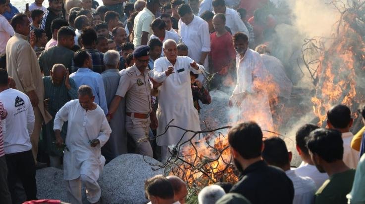 Dharamshala: Agriculture Minister attended the last rites of those who lost their lives in Uthadagran accident