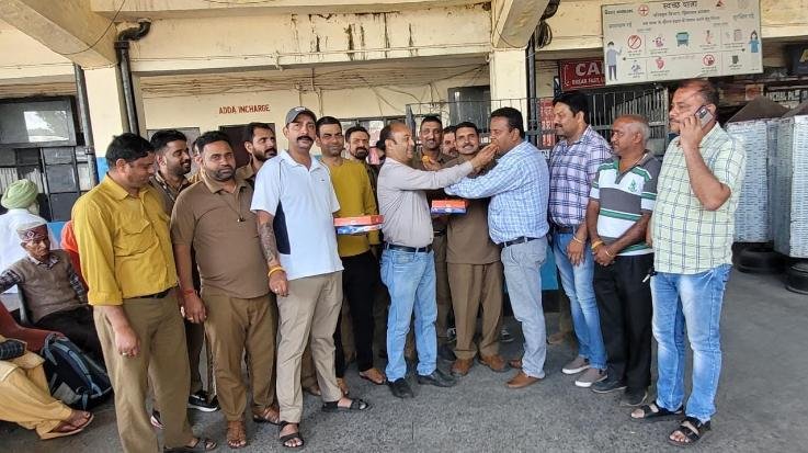 Dharamshala: Employees distributed laddoos on OPS restoration, thanked CM