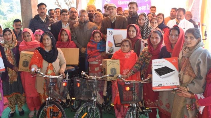 सुभाष ठाकुर ने कामगारों को किए साईकल, लालटेन और इंडक्शन हीटर वितरित