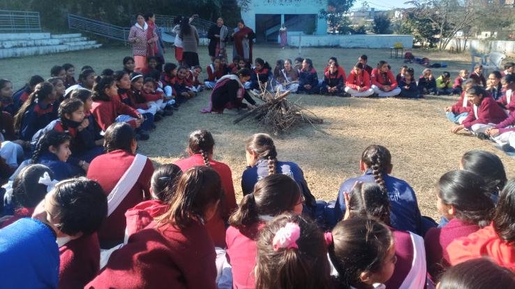 सरस्वती विद्या मंदिर कन्या उच्च बिलासपुर में धूमधाम से मनाया लोहड़ी पर्व