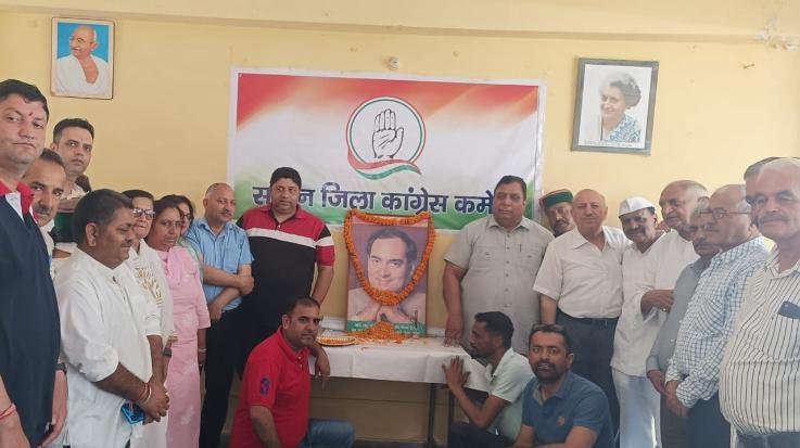 Solan: District Congress Solan paid tribute to former PM Rajiv Gandhi