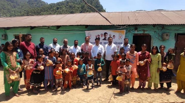  Solan: Youth Congress distributed fruits and biscuits to the children on the death anniversary of Rajiv Gandhi