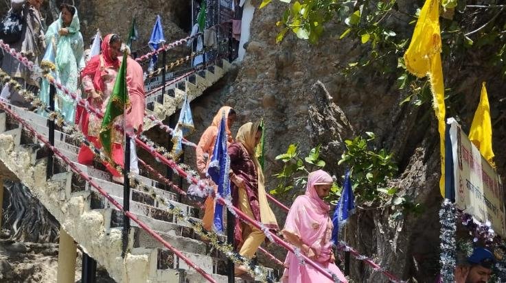 Jaisinghpur: Couples pay obeisance at Shri Bhaudi Siddha cave temple to get child happiness