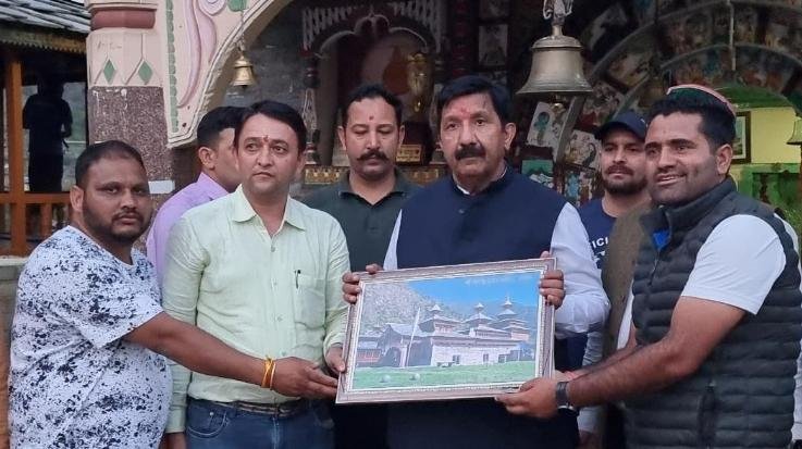 Shimla: The Deputy Chief Minister presented the head at the famous Shaktipeeth Mahasu Temple Hanol of Uttarakhand.