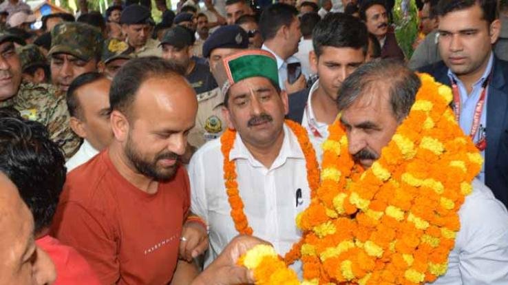  Chief Minister reached Kangra on a nine-day tour, warmly welcomed at the airport 111