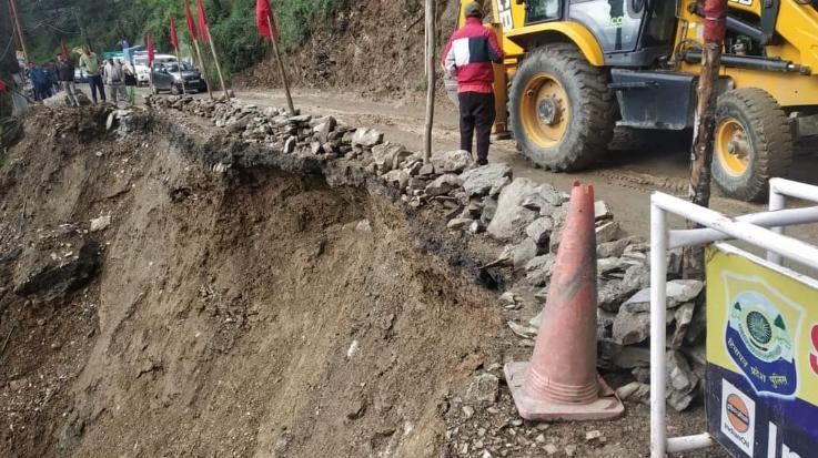  Shimla: NH-5 closed due to road collapse in Theog, Upper Shimla cut off from the capital 111