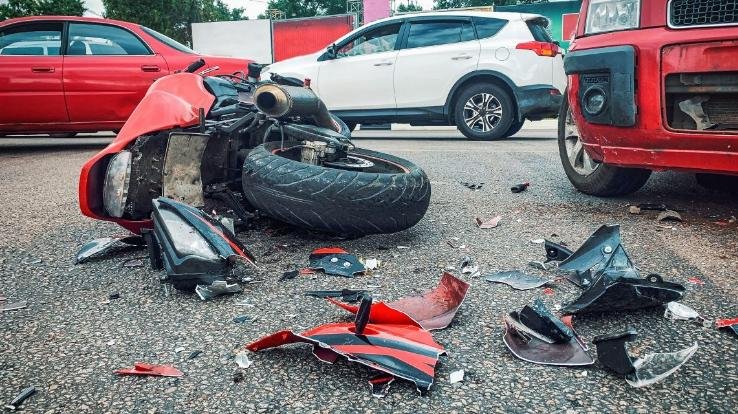 बरायली झरना के पास निजी बस व मोटरसाइकिल में हुई टक्कर