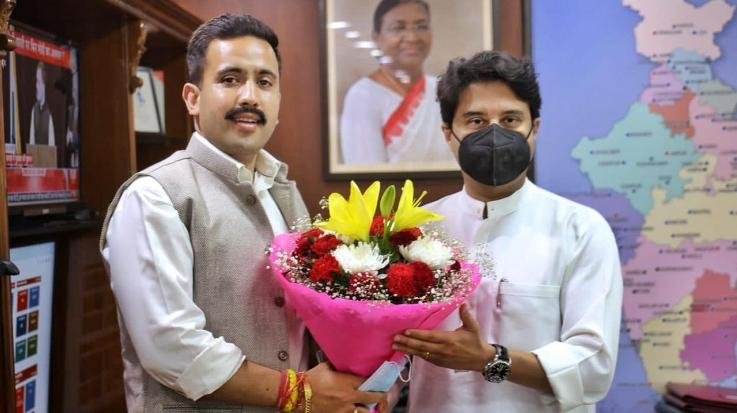 Vikramaditya met Union Civil Aviation Minister in New Delhi