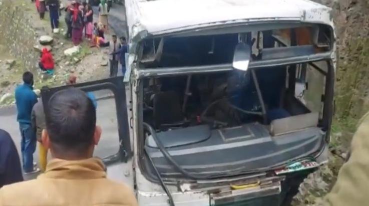 Shimla: The bus collided with the hill in Rohru, a big accident was averted due to the understanding of the driver.  444
