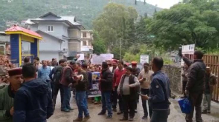 Kullu: People took to the streets to protest against the Bijli Mahadev ropeway, the gods also angry