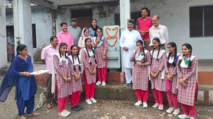  Dadasiba: Zilla Parishad Pushpa Manhas presented three water coolers