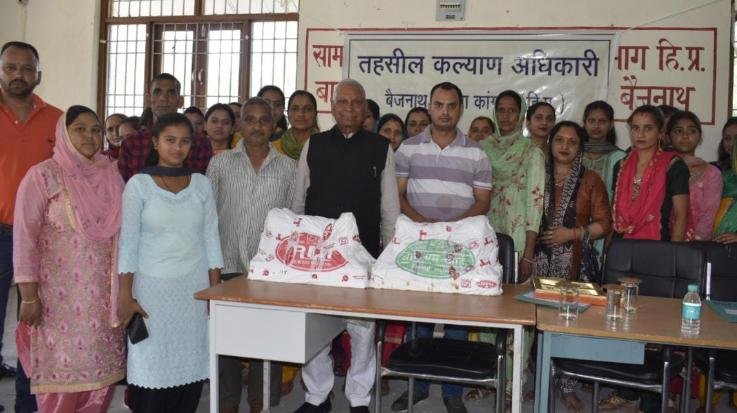 Baijnath: CPS Kishori Lal distributed sewing machines to 34 women