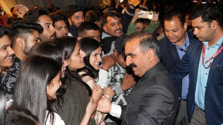 The Chief Minister released the souvenir of the summer festival, also took a tour of the Mall Road.