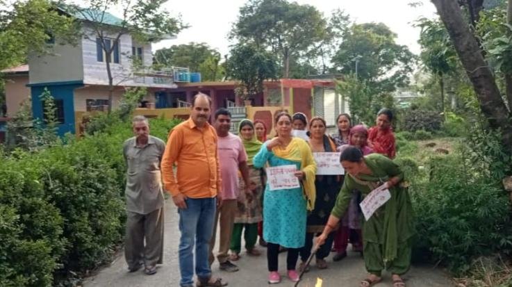 Joginder Nagar: Himachal Kisan Sabha burnt effigies of Brijbhashan