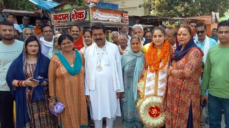 Medal winner Radhika Katoch received grand welcome on reaching Indora