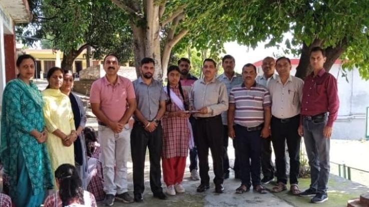 Dehra: Vanshika, a student of Beh Dhotan School, will get a scholarship of Rs 1000 per month