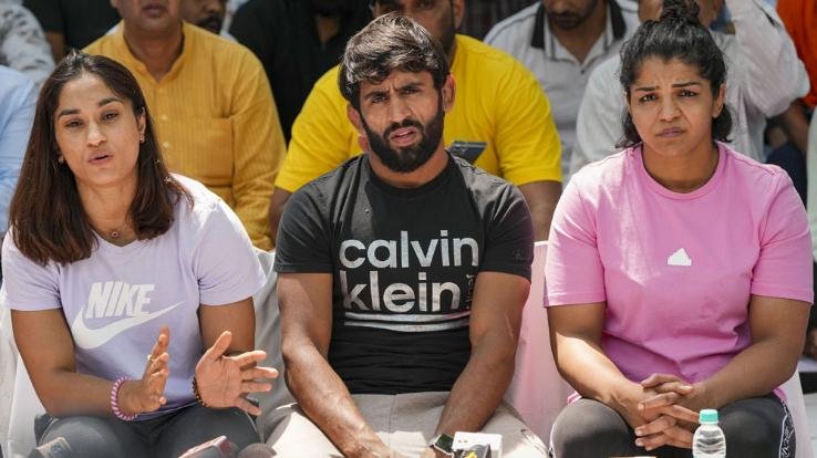 Wrestlers-meeting-with-Anurag-Thakur