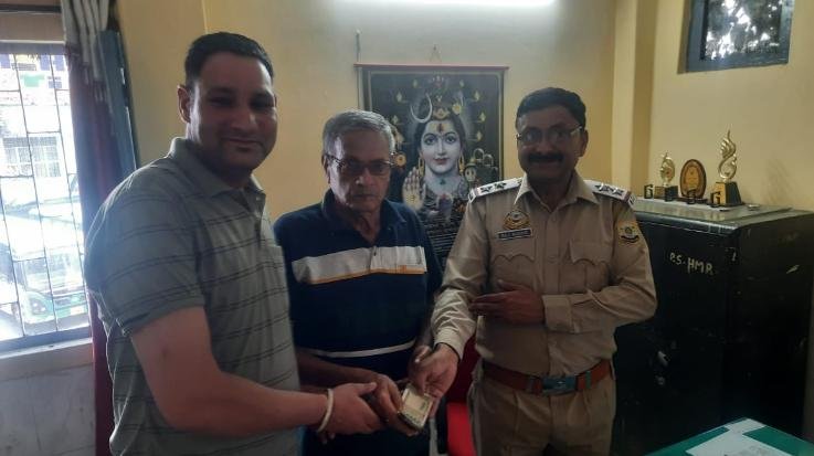 Hamirpur: Traffic Police Incharge Rajkumar returned the money found in ATM