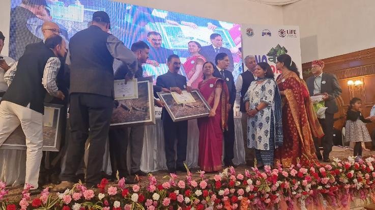Pinegrove school teacher Jamuna was honored by the Chief Minister 111 222 333
