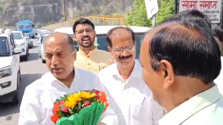 Jaisinghpur: BJP workers warmly welcomed Jairam Thakur in Alampur