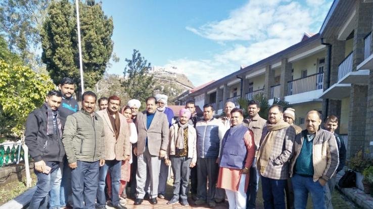 विधायक राम लाल ठाकुर ने किया मौके पर समस्याओं का समाधान