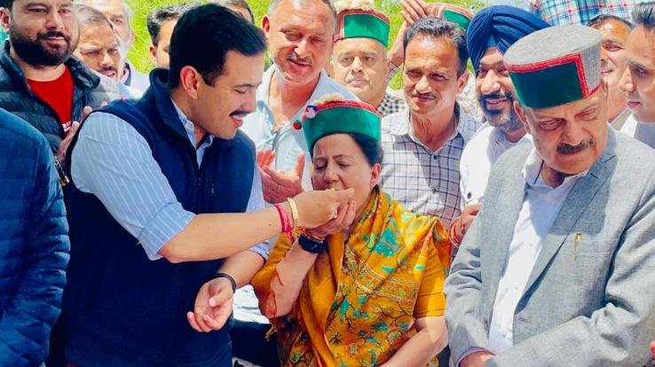 Shimla: Pratibha Singh celebrated her birthday with party workers at Holi Lodge.