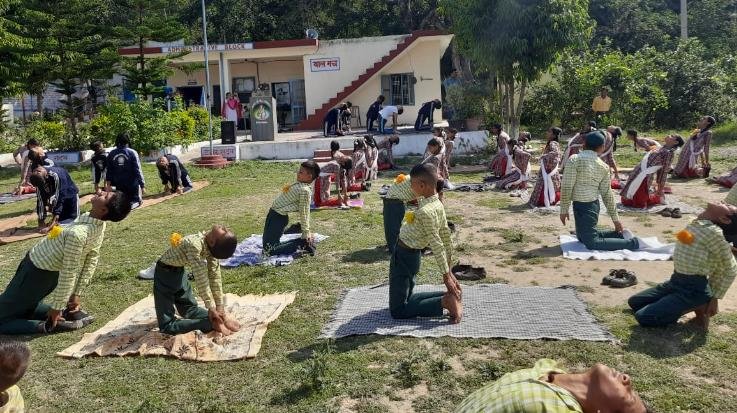 Ayush department is getting people to practice yoga in Bhogarwa and Palakhi of Indora