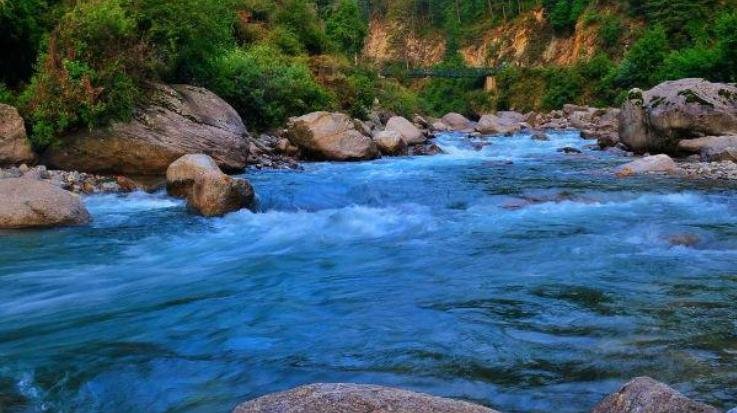 Kullu: Female tourist washed away in Tirthan river, search continues