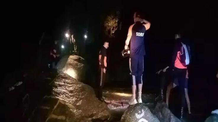 Dharamshala: Police and SDRF rescue 26 tourists trapped in flood in Kareri