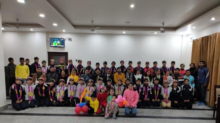 एवरग्रीन यूथ क्लब घुमारवीं ने किया हैंडबॉल टीम को सम्मानित