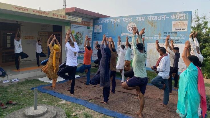इन्दौरा : अंतर्राष्ट्रीय योग दिवस पर लोगों ने लिया बढ़ चढ़ कर भाग 