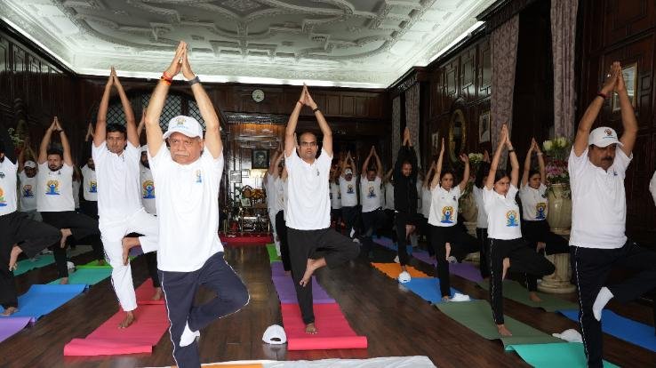 Governor stresses on benefits of adopting Yoga in habits