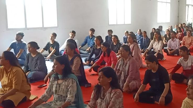 सोलन : एलआर ग्रुप ऑफ इंस्टीट्यूट में मनाया गया अंतरराष्ट्रीय योग दिवस