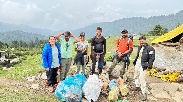 Sirmaur: Mountaineer Baljit Kaur's team removed 35 kg of garbage from Churdhar